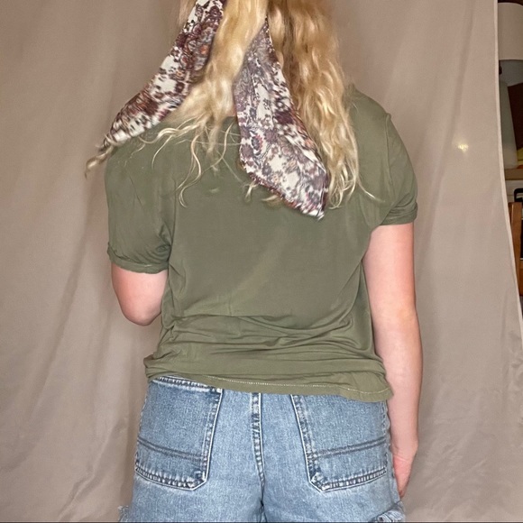 Green tshirt - Picture 2 of 3